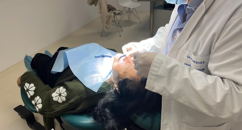 Confianza y cuidado en la colocación de prótesis