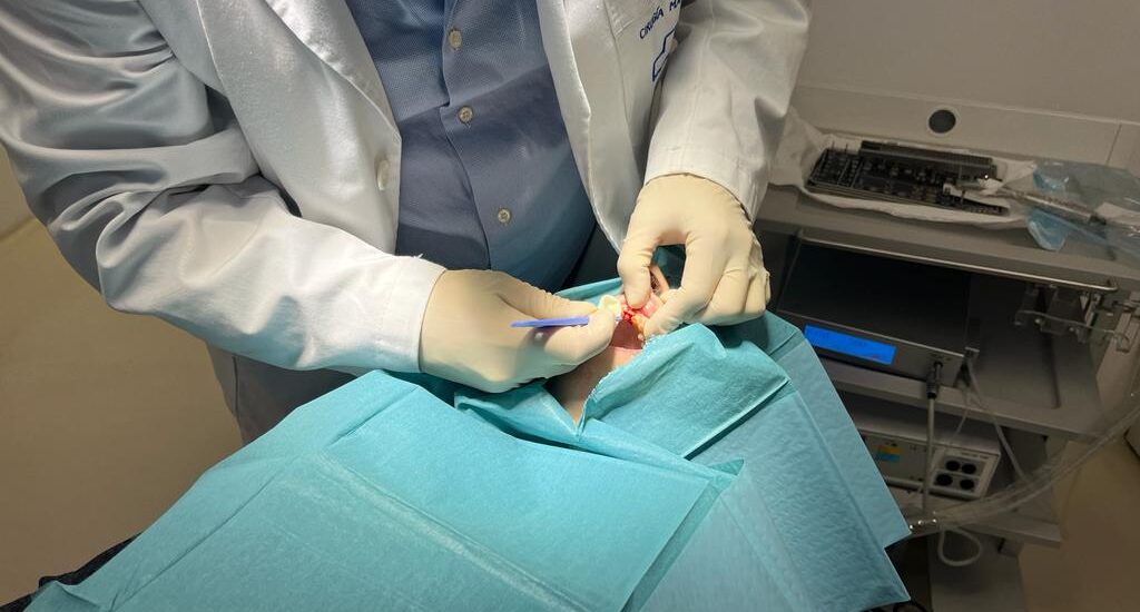 El Dr. Antonio Vázquez y su equipo realizan con éxito una compleja cirugía de implantes osteointegrados en una paciente octogenaria