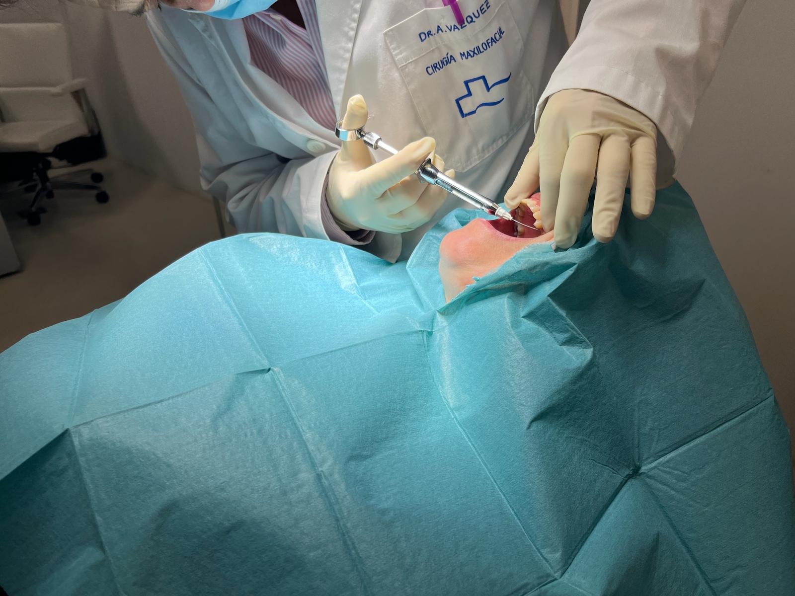 Colocación de implante con pérdida ósea a paciente de 47 años
