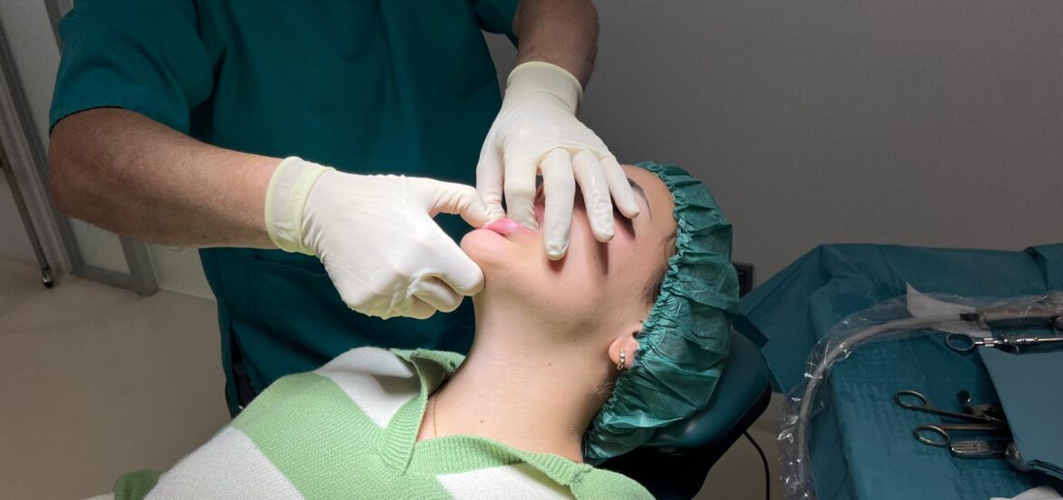 El Dr. Antonio Vázquez realiza una manipulación de la articulación para aliviar a un paciente Compromiso con la salud y funcionalidad articular