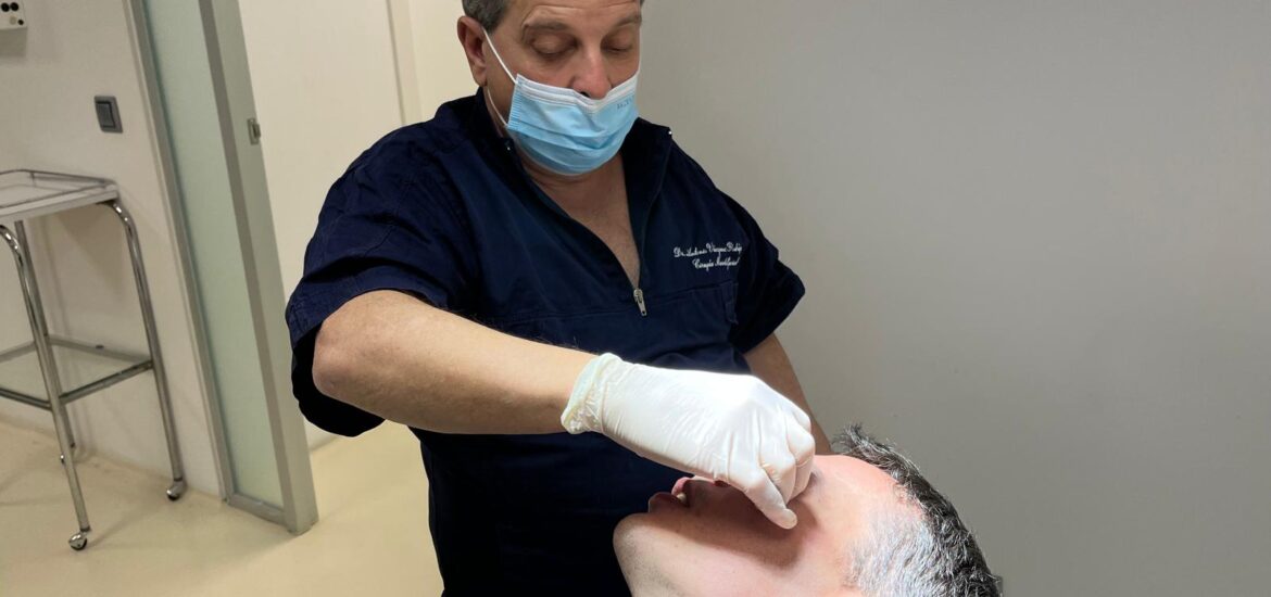 Extracción de cordales en Barcelona: experiencia y cuidado en cada paso Finalizar una extracción de cordales es mucho más que completar una cirugía: es garantizar tu bienestar desde el diagnóstico hasta la recuperación. En AVR Maxilofacial, bajo la dirección del Dr. Antonio Vázquez, unimos técnica avanzada y trato cercano para que vivas el proceso con seguridad y confianza. La extracción de cordales (muelas del juicio) puede prevenir dolor, infecciones y problemas de alineación. Por eso, valoramos cada caso de forma individual, diseñando un plan personalizado que prioriza tu confort y los mejores resultados posibles.