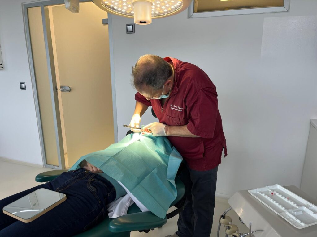 ¿Te han dicho que no puedes llevar implantes porque “no tienes hueso”? Esa frase quedó atrás. Hoy, la cirugía maxilofacial ofrece alternativas predecibles para colocar implantes incluso en pacientes con pérdida ósea severa