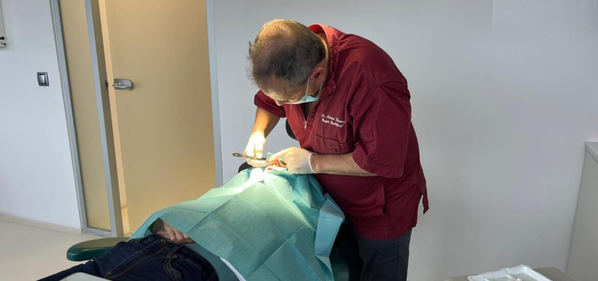 ¿Te han dicho que no puedes llevar implantes porque “no tienes hueso”? Esa frase quedó atrás. Hoy, la cirugía maxilofacial ofrece alternativas predecibles para colocar implantes incluso en pacientes con pérdida ósea severa