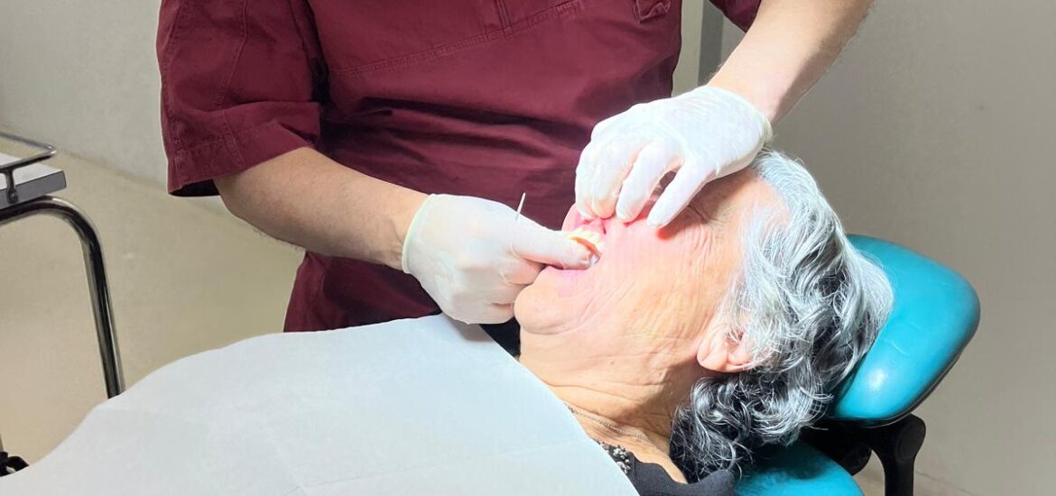 ¿Se pueden colocar implantes dentales a los 92 años? En AVR Maxilofacial revisamos un caso de éxito con carga inmediata. Descubre cómo recuperar la calidad de vida en la tercera edad.