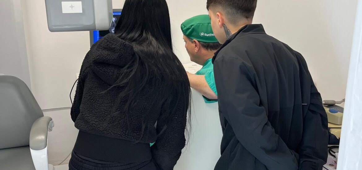 Tras realizar un TAC, muchas pacientes nos dicen la misma frase: “Ahora sí lo veo claro”. Y no es solo por la imagen en 3D, sino por todo lo que ocurre justo después. En AVR Maxilofacial creemos que la tecnología tiene sentido cuando va acompañada de una explicación cercana, honesta y entendible.