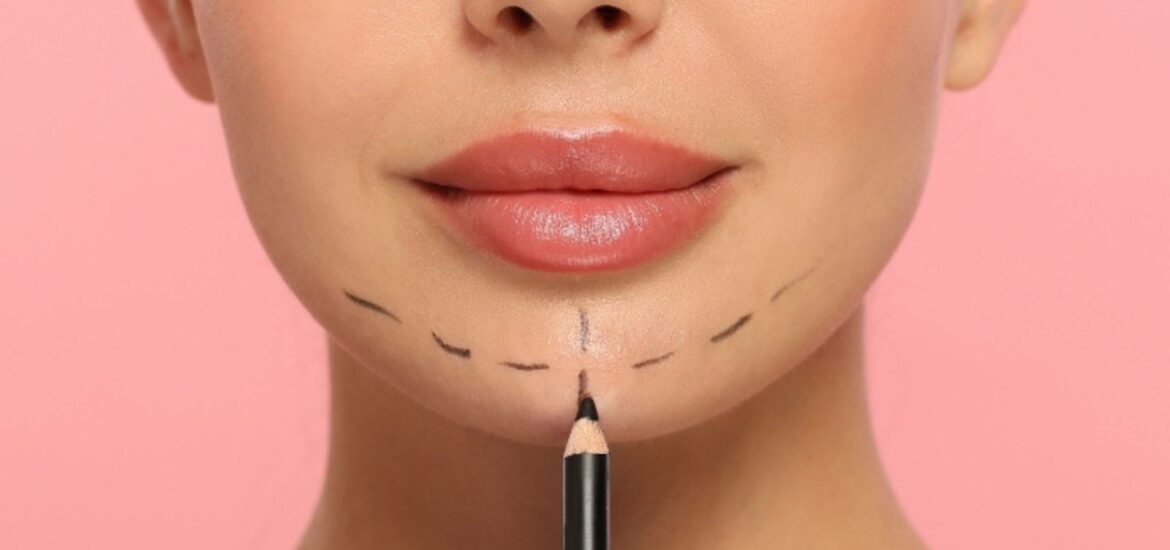 Seguro que te ha pasado. Te miras al espejo en tu casa de Sarrià o antes de salir a cenar por el Eixample y te ves bien. Te sientes seguro. Pero luego, alguien saca el móvil, se hace un selfie grupal y, de repente, tu nariz parece el doble de grande, tu mentón ha desaparecido y tus mejillas se ven extrañamente inflamadas.