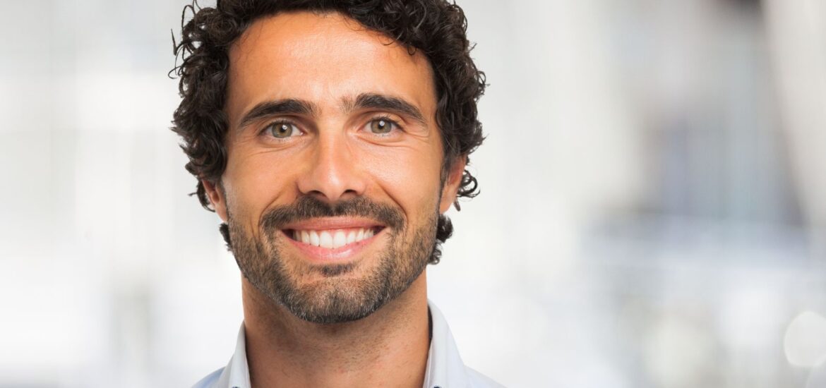 El tiempo es el lujo más escaso en Barcelona. Lo sabemos. Muchos de nuestros pacientes han pospuesto su salud dental y su estética facial durante años por miedo a procesos eternos, meses de espera con prótesis provisionales incómodas o múltiples cirugías dolorosas.