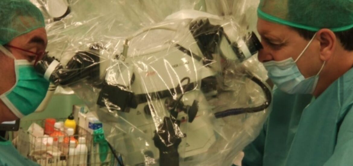 ¿Tienes un bulto cerca de la mandíbula? El Dr. Antonio Vázquez es experto en cirugía de parótida en Barcelona, preservando siempre el nervio facial.
